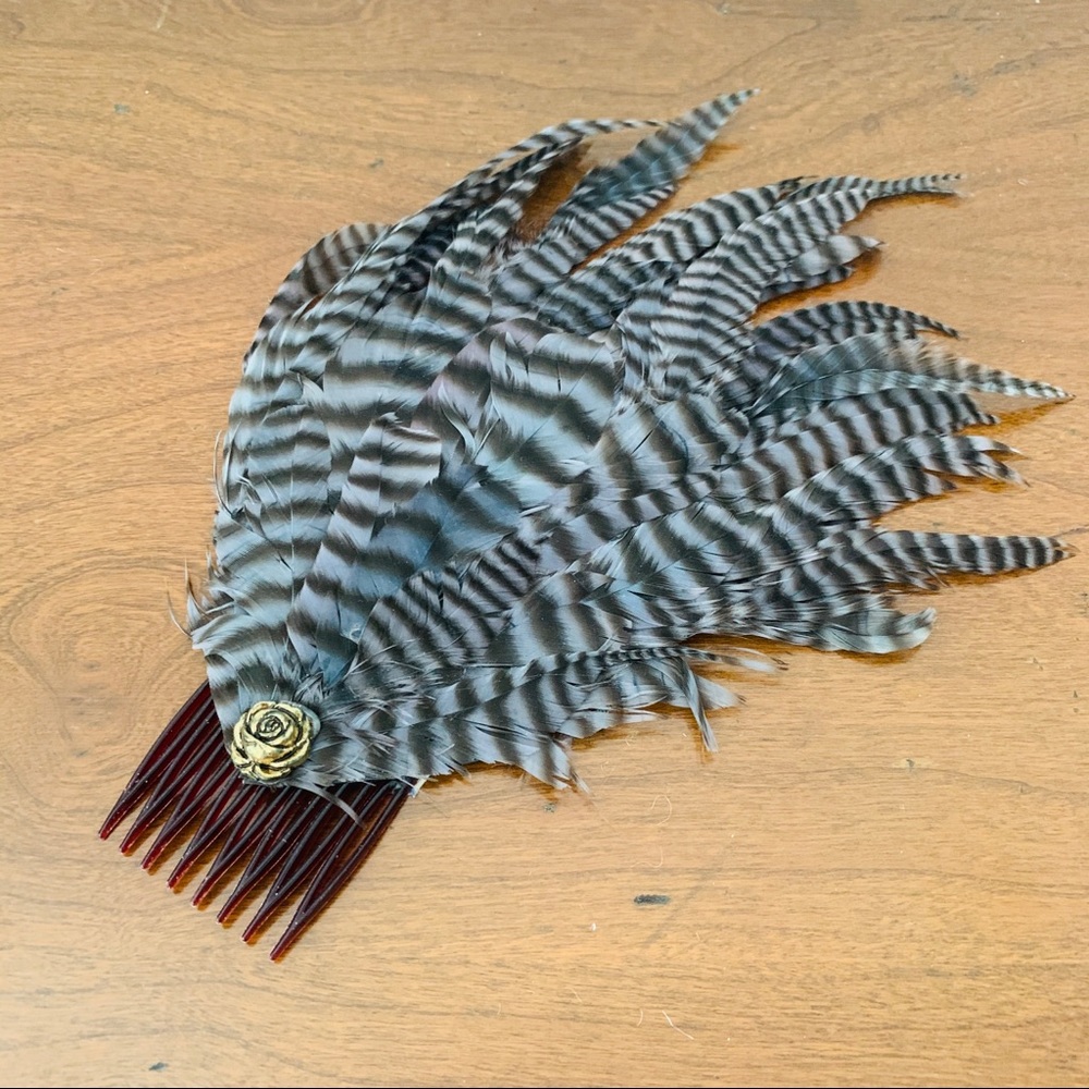 Vintage look feather hair comb